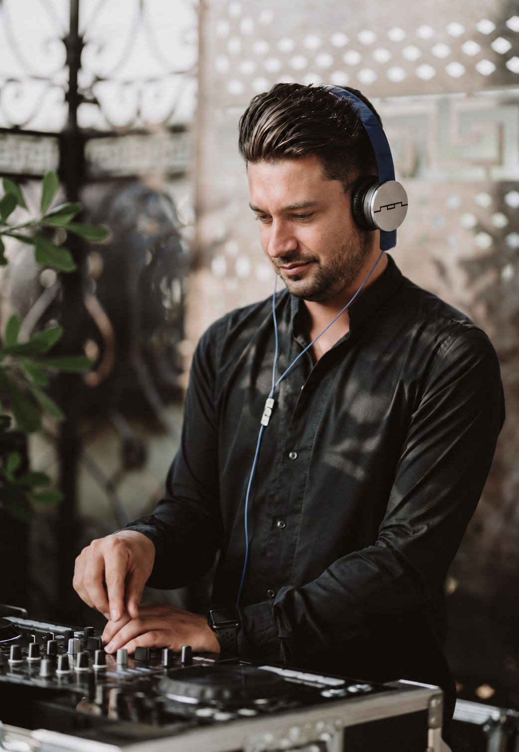 Dennis beim Mixen an seinem DJ-Pult