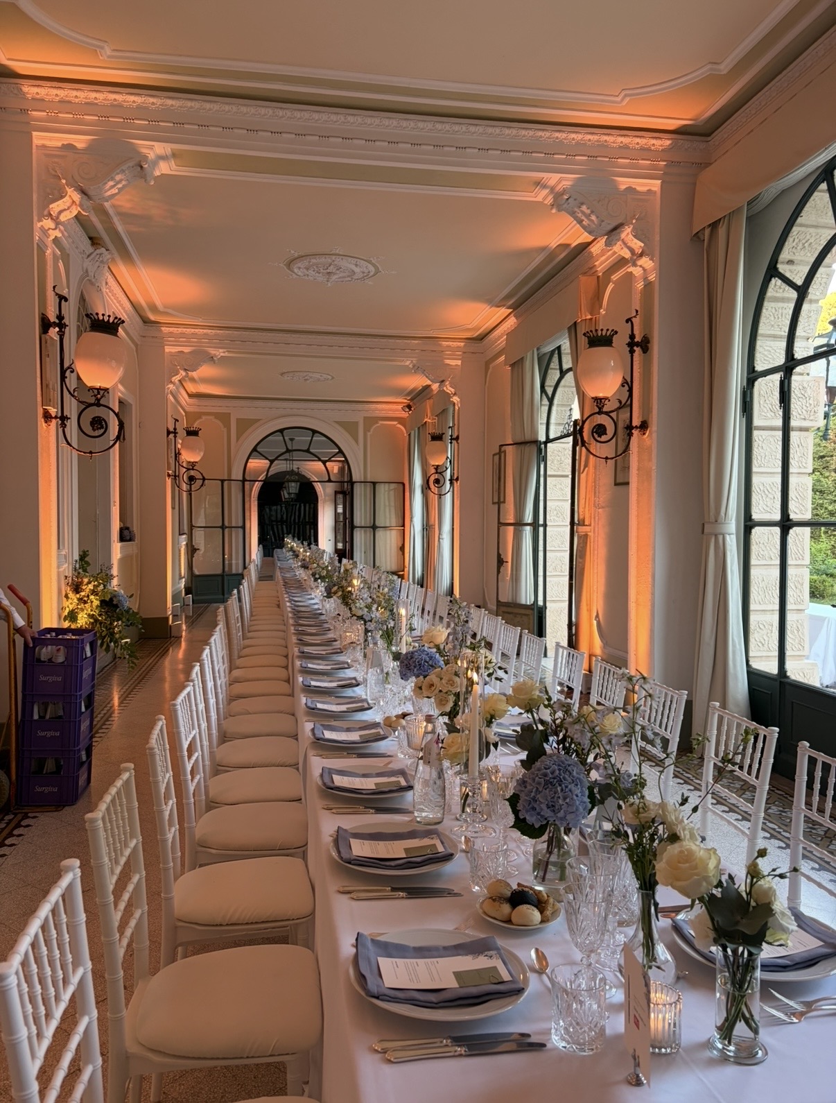 Hochzeitsdinner mit warmem, bernsteinfarbenem Licht